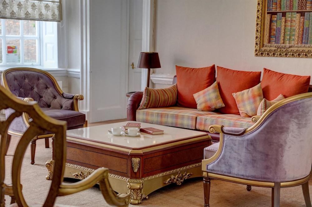 Baylis House 4*